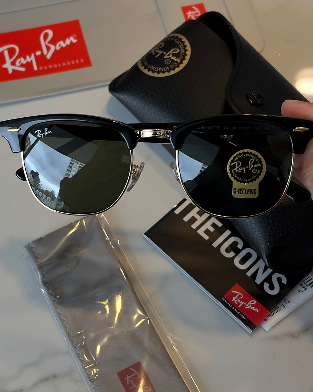 Ray-Ban Clubmaster negro y dorado con lentes verdes