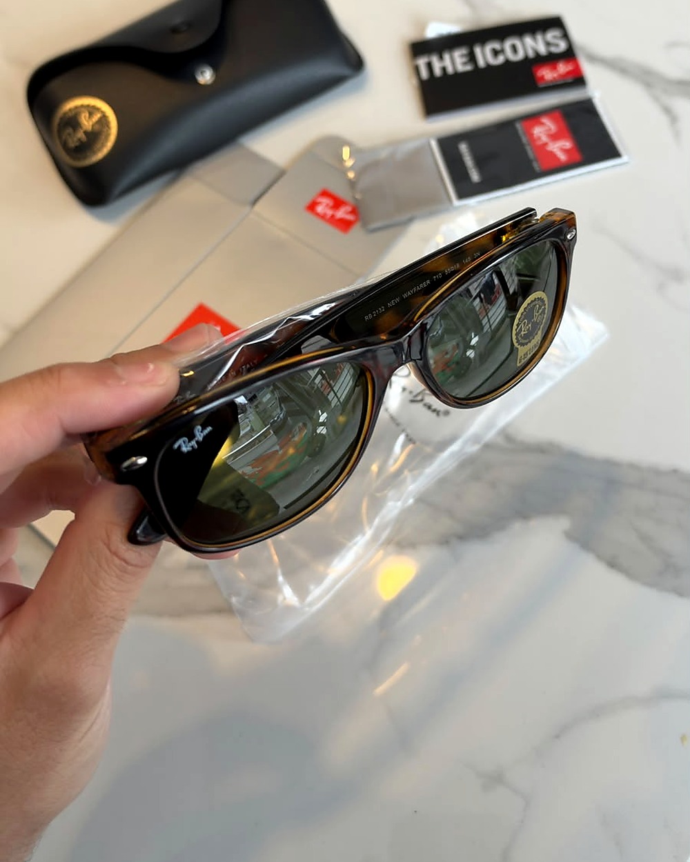 Ray-Ban New Wayfarer RB2132 carey, fotografiado en stock